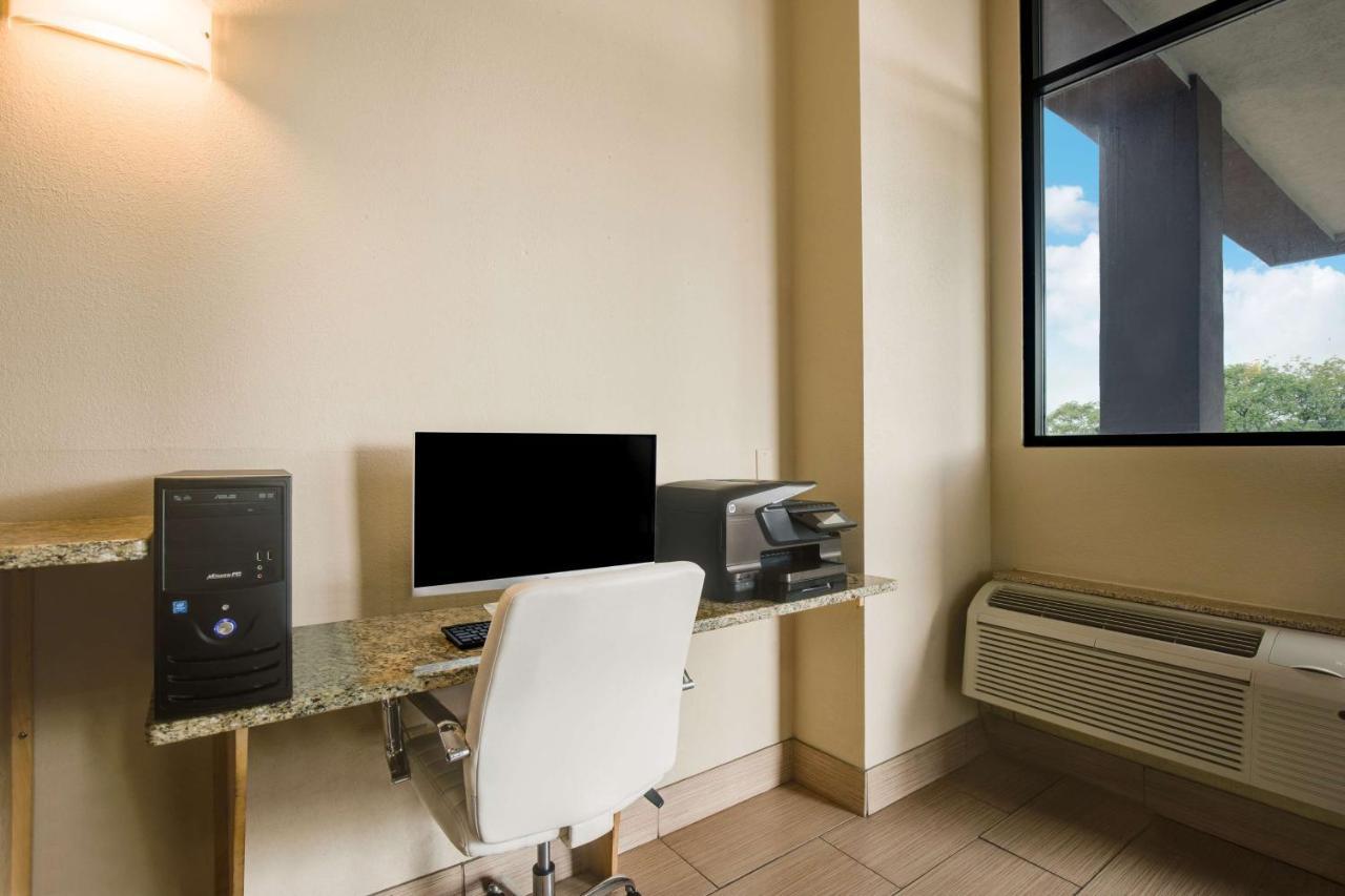 Best Western Waukesha Grand Pewaukee Ngoại thất bức ảnh